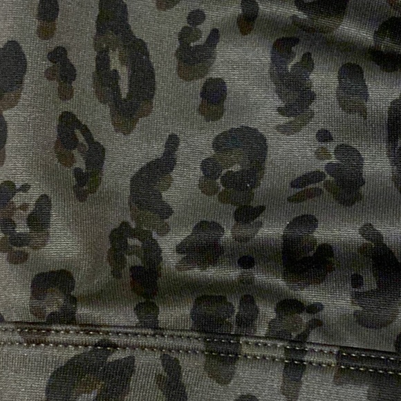 Light Support Strappy V-Neck Sports Bra for Women - Cheetah Print - Picture 3 of 3